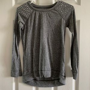 Cute casual long sleeve tee w/ shoulder studs